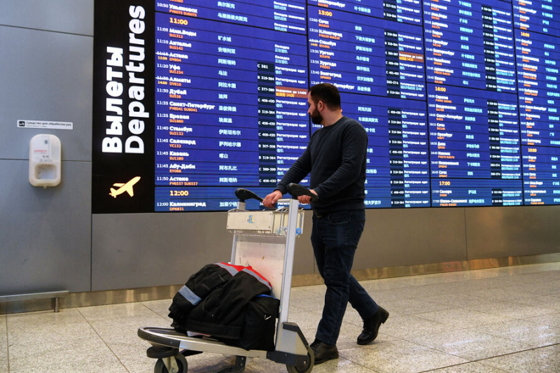 В&nbsp;Совфеде предложили ограничить удаленную работу для&nbsp;уехавших. Минцифры против 