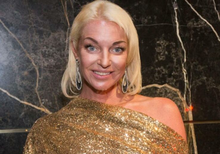 Волочкова в платье закинула ногу за голову, засветив трусики на глазах мужчины: шпагат сразил наповал