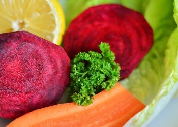 Врачи назвали сок, который эффективно помогает снизить давление и холестерин