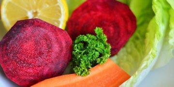 Врачи назвали сок, который эффективно помогает снизить давление и холестерин