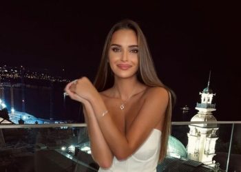 Выдала пердимонокль: Севастьянова показала грудную сочность, вывалив красоту из одежды