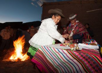 Змеи, карты и фото президентов. Как гадают на ход конфликта вокруг Украины