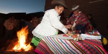 Змеи, карты и фото президентов. Как гадают на ход конфликта вокруг Украины