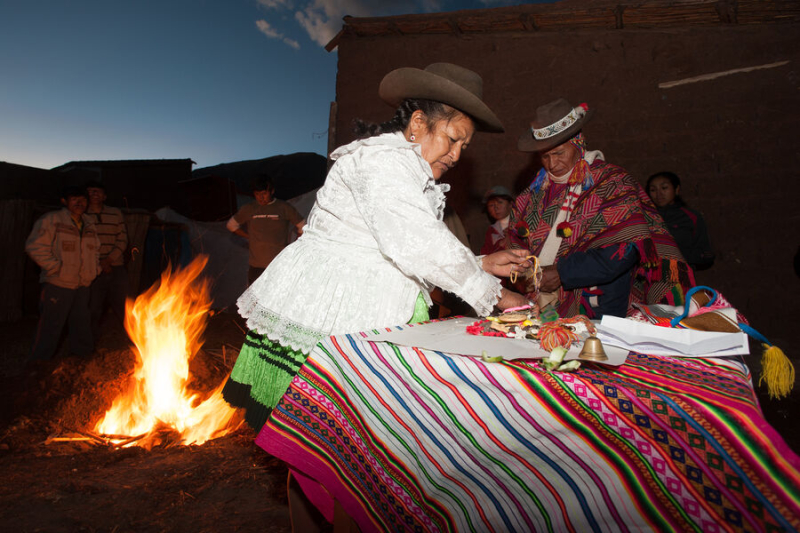 Змеи, карты и фото президентов. Как гадают на ход конфликта вокруг Украины