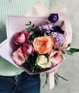 Цветы в подарок: язык цветов и  правила выбора