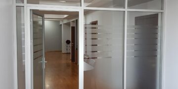 Конструкции из стекла: мастерство в каждой детали