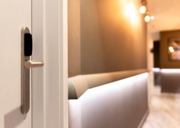 Дверная фурнитура: выбор и установка